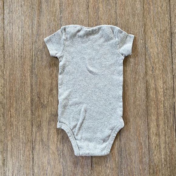 4/$10 Carter’s onesie bodysuit 9 months - Picture 4 of 5